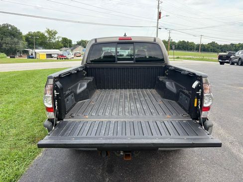 Used 2015 Toyota Tacoma 4x4 Double Cab w/ SR5 Package image 4