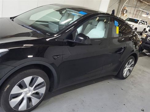 Used 2023 Tesla Model Y AWD image 4