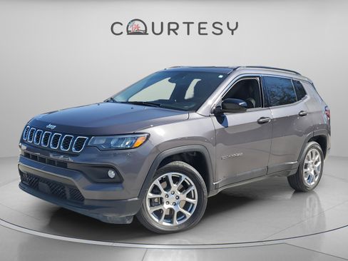 Used 2024 Jeep Compass Latitude image 1