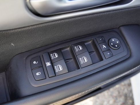 Certified 2025 Chrysler Pacifica Limited FWD image 24