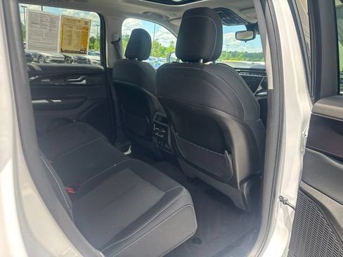 Used 2023 Jeep Grand Cherokee Laredo w/ Luxury Tech Group I AWD/4WD image 27