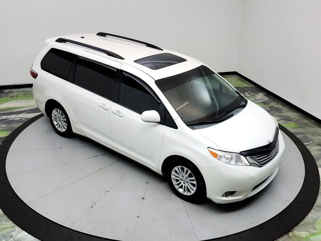 Used 2015 Toyota Sienna XLE FWD image 31