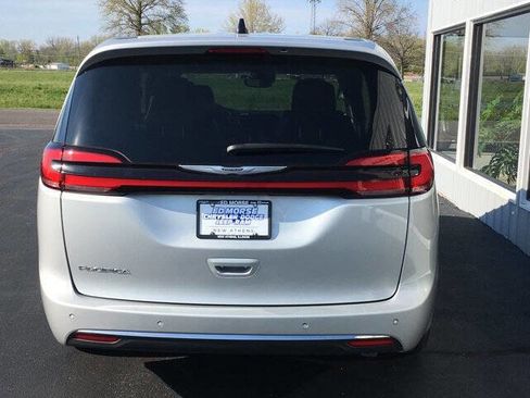 Used 2024 Chrysler Pacifica Touring-L FWD image 8
