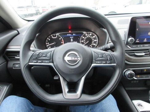 Used 2024 Nissan Altima 2.5 SV image 17