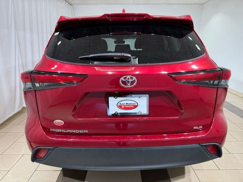 Used 2023 Toyota Highlander XLE image 4