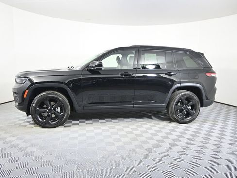 Used 2023 Jeep Grand Cherokee Altitude AWD/4WD image 2