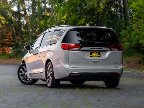 Used 2017 Chrysler Pacifica Limited FWD image 3