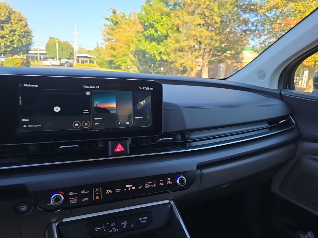 Used 2025 Kia Carnival EX FWD image 23
