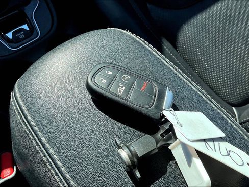 Used 2019 Jeep Cherokee Limited w/ Luxury Group image 12