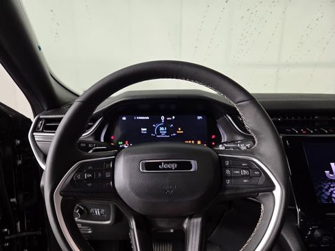 Used 2025 Jeep Grand Cherokee Altitude image 14