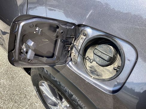 Used 2019 Toyota Highlander XLE image 17