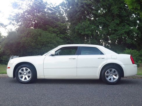 Used 2006 Chrysler 300 Touring w/ Comfort/Convenience Group RWD image 2