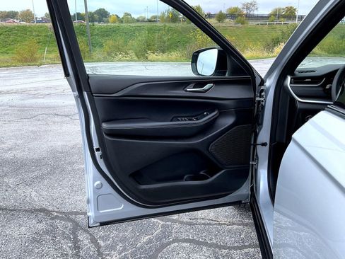 Used 2024 Jeep Grand Cherokee Altitude image 9