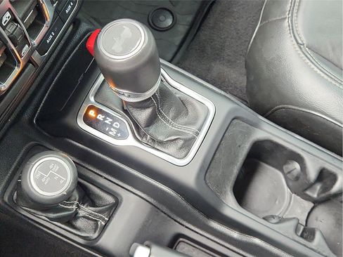 Used 2022 Jeep Wrangler Unlimited Sahara w/ LED Lighting Group AWD/4WD image 16