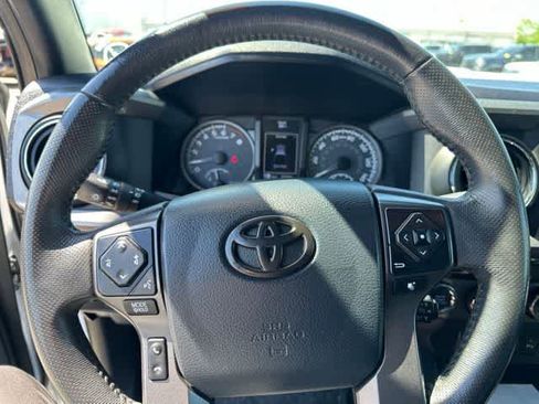 Used 2017 Toyota Tacoma TRD Sport AWD/4WD image 4