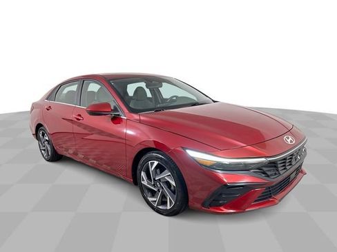 Used 2025 Hyundai Elantra SEL FWD image 2