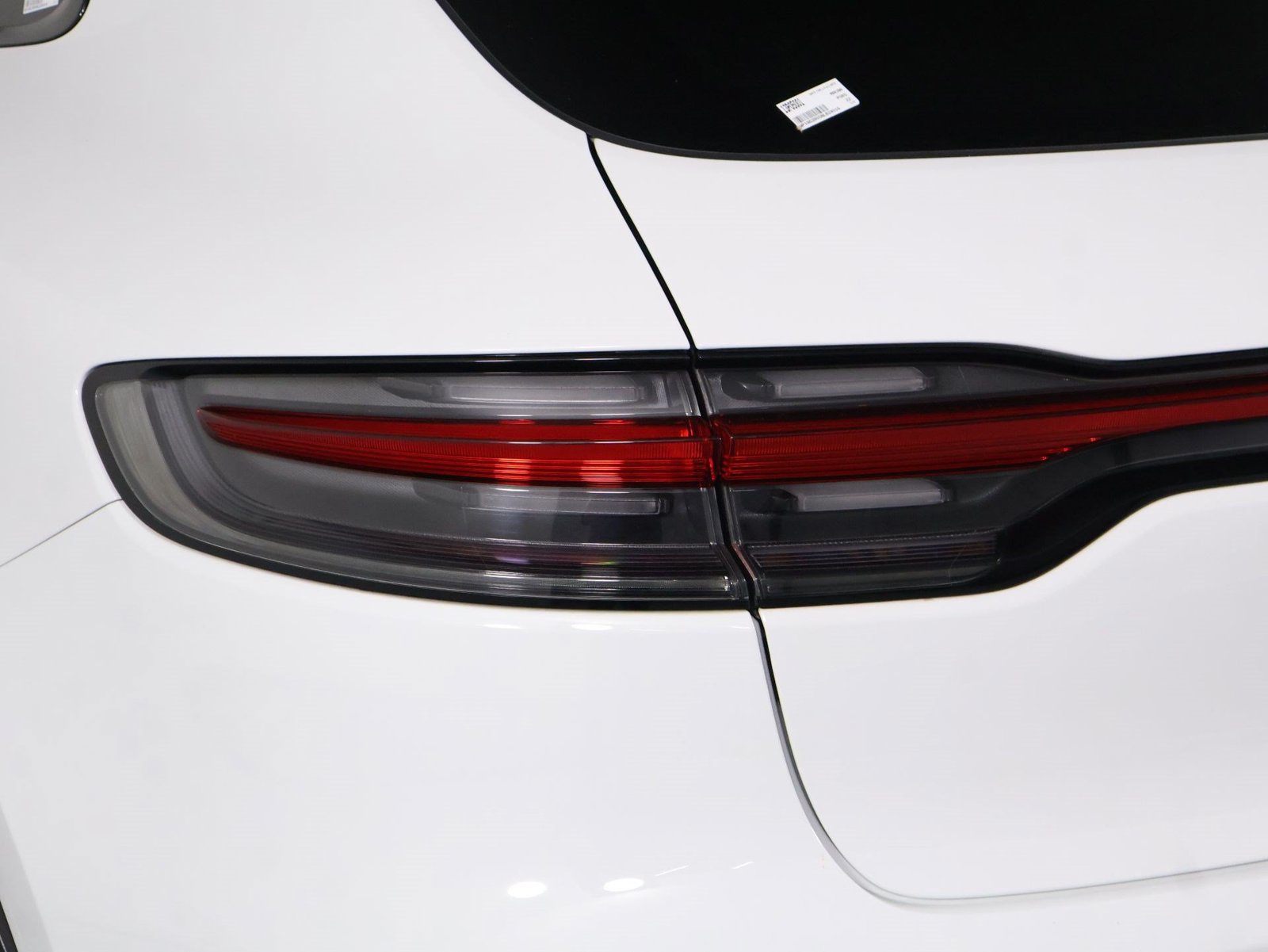 Certified 2022 Porsche Macan S AWD/4WD image 21