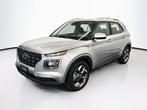 Used 2025 Hyundai Venue SEL FWD image 3