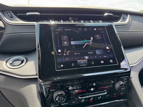 New 2025 Jeep Grand Cherokee Altitude image 32