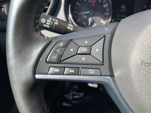 Used 2017 Nissan Rogue SV image 16