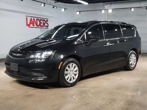 Used 2021 Chrysler Voyager L FWD image 3