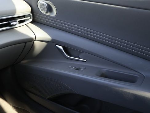 Used 2025 Hyundai Elantra SEL image 26