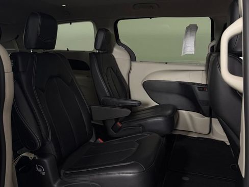 Used 2022 Chrysler Pacifica Touring-L FWD image 31