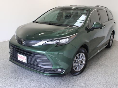 Used 2026 Toyota Sienna XLE FWD image 2