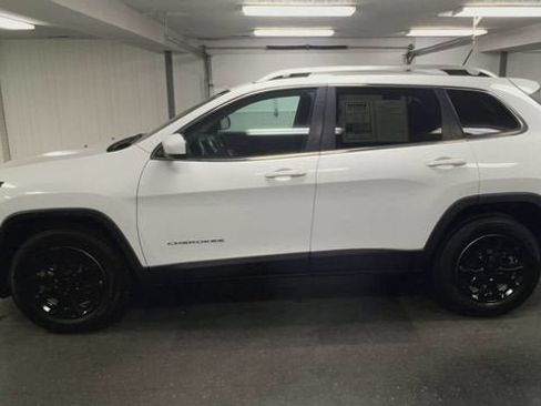 Used 2018 Jeep Cherokee Latitude w/ Safety Group AWD/4WD image 5