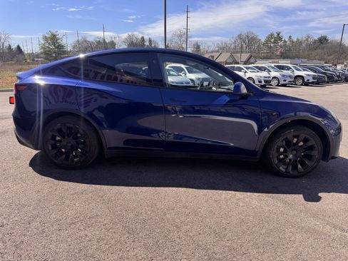 Used 2024 Tesla Model Y Long Range 4dr Crossover image 5