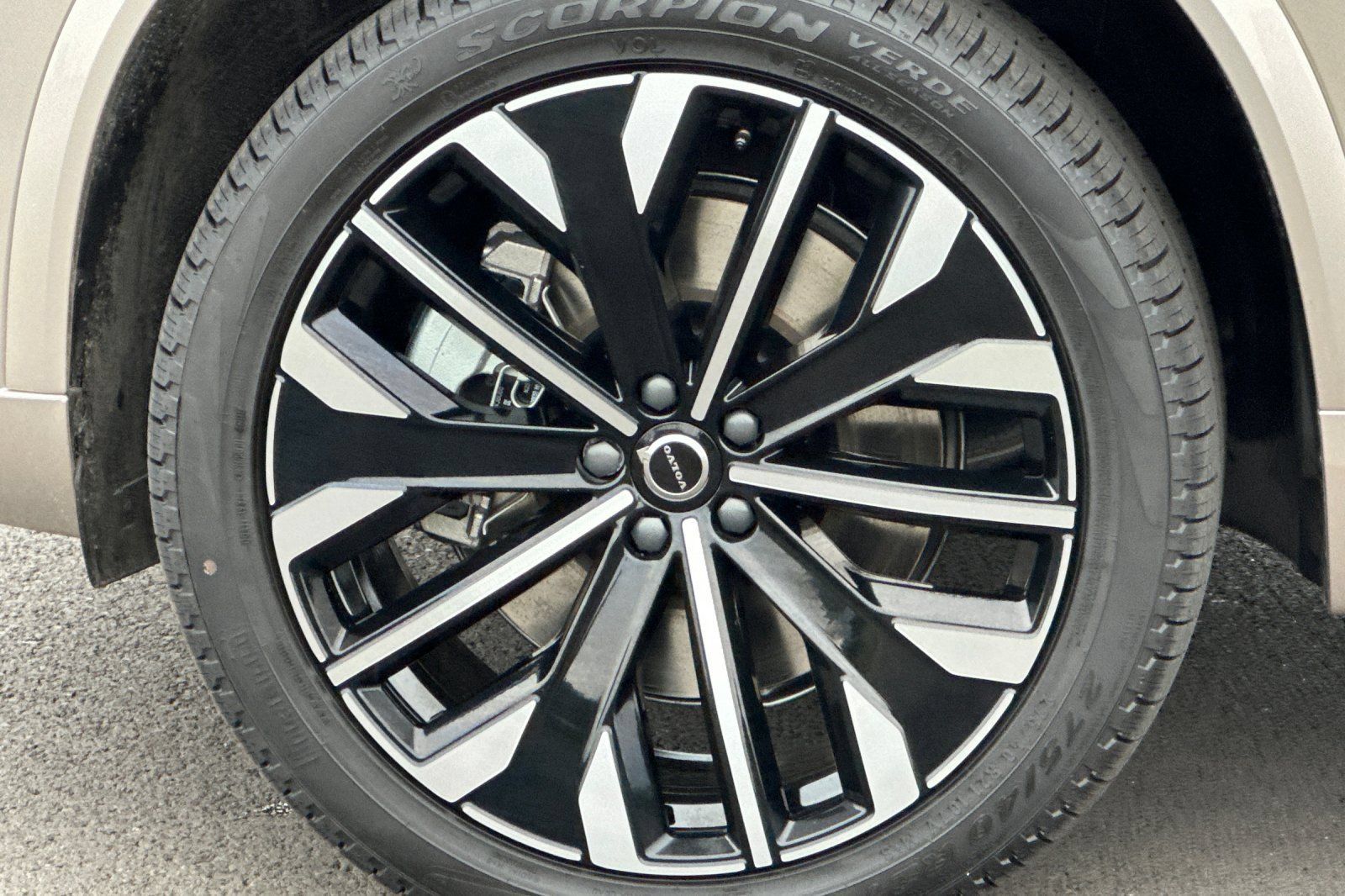 New 2026 Volvo XC90 T8 Plus w/ Protection Package Premier AWD/4WD image 25