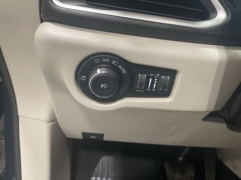 Used 2023 Chrysler Pacifica Touring-L w/ Uconnect Theater Family Group image 30