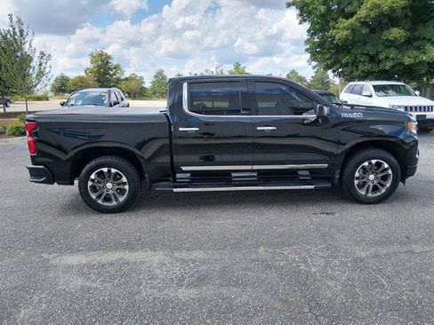 Used 2022 Chevrolet Silverado 1500 High Country w/ High Country Premium Package AWD/4WD image 2