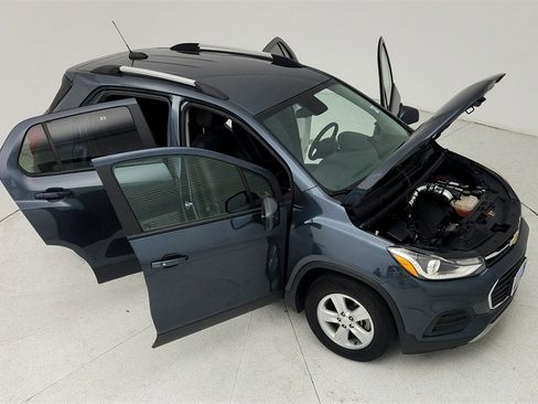 Used 2022 Chevrolet Trax LT w/ LT Convenience Package image 44