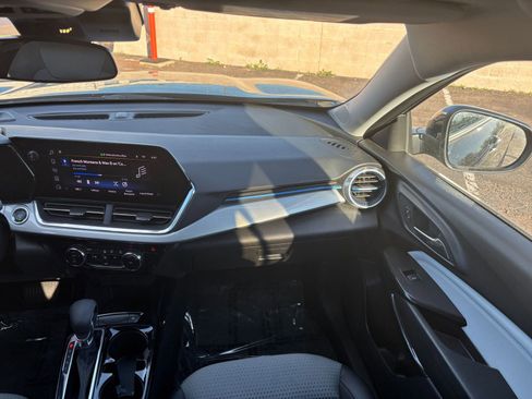 Used 2025 Chevrolet Trax LT image 33