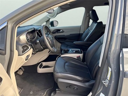Used 2023 Chrysler Pacifica Touring-L image 15