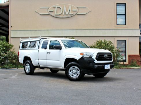 Used 2022 Toyota Tacoma SR image 3