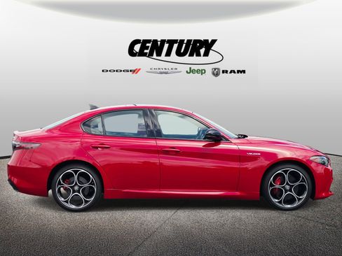 Used 2024 Alfa Romeo Giulia Veloce AWD/4WD image 2