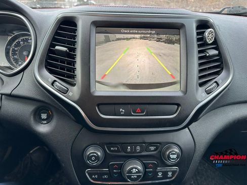 Used 2019 Jeep Cherokee Trailhawk w/ Cold Weather Group image 20