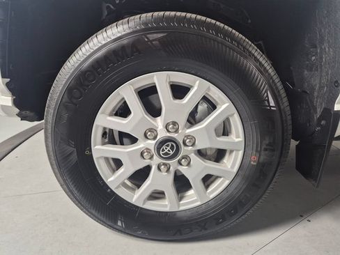 Certified 2024 Toyota Tacoma SR5 AWD/4WD image 10