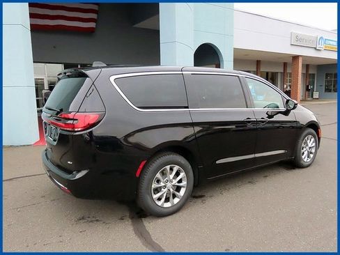 New 2026 Chrysler Pacifica Select image 7