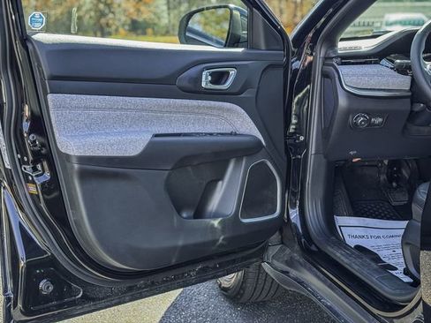 New 2025 Jeep Compass Latitude w/ Convenience Group AWD/4WD image 44