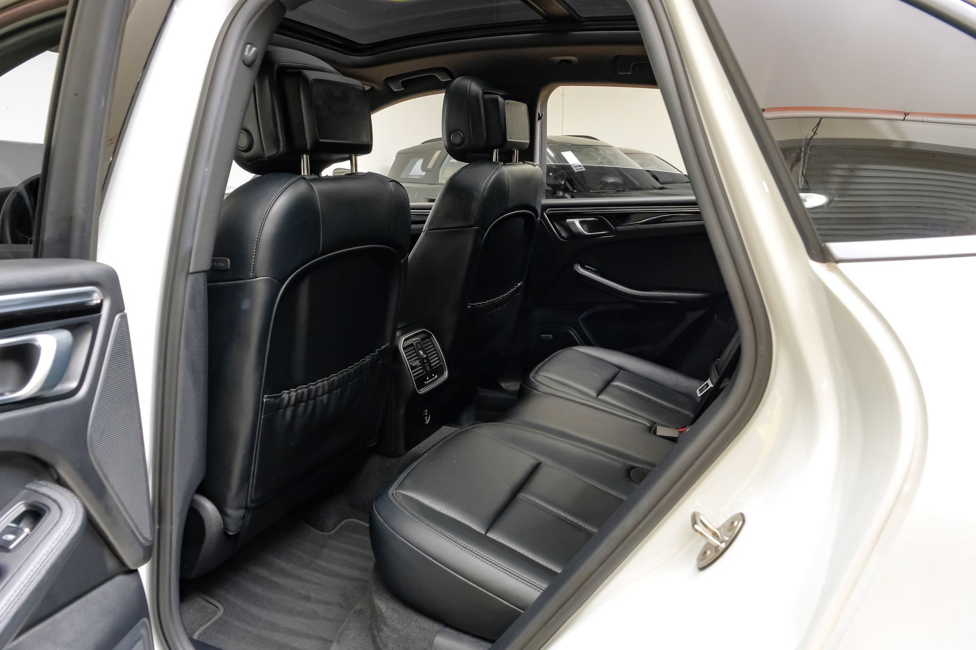 Used 2024 Porsche Macan w/ Premium Plus Package AWD/4WD image 40