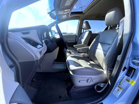 Used 2017 Toyota Sienna XLE image 10