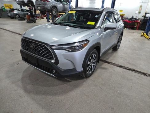 Used 2024 Toyota Corolla Cross XLE w/ Convenience Package image 4