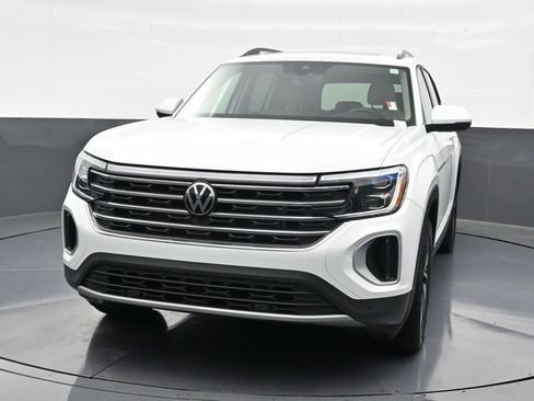 Used 2024 Volkswagen Atlas SE w/ Panoramic Sunroof Package FWD image 9