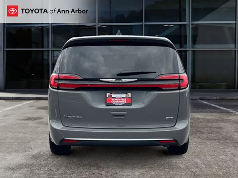 Used 2023 Chrysler Pacifica Touring-L image 10