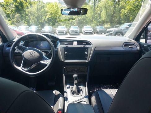 Used 2023 Volkswagen Tiguan SE w/ Panoramic Sunroof Package FWD image 9