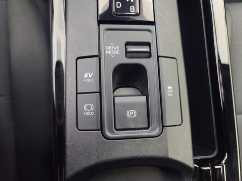 Used 2025 Toyota Prius LE image 32