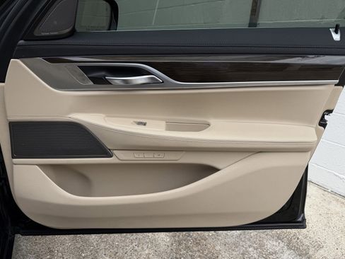 Used 2019 BMW 750i image 24